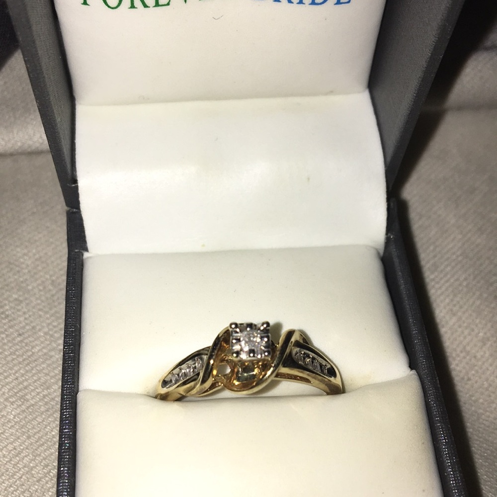 It’s a brand new wedding ring and it is beautiful